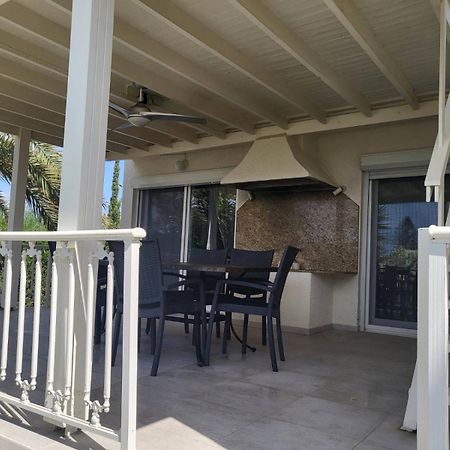Villa Neyla Four Bedroom Coral Bay Beach Front エクステリア 写真