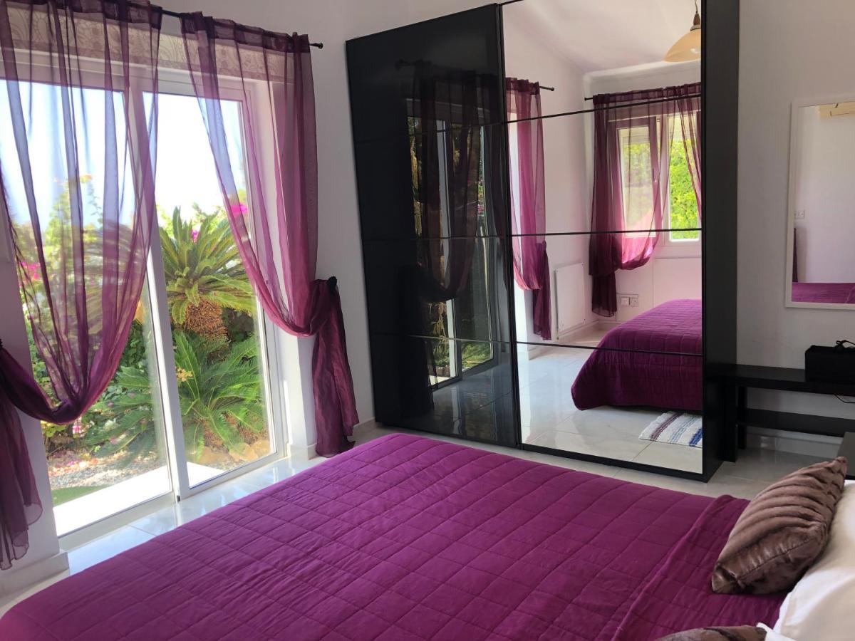 Villa Neyla Four Bedroom Coral Bay Beach Front エクステリア 写真