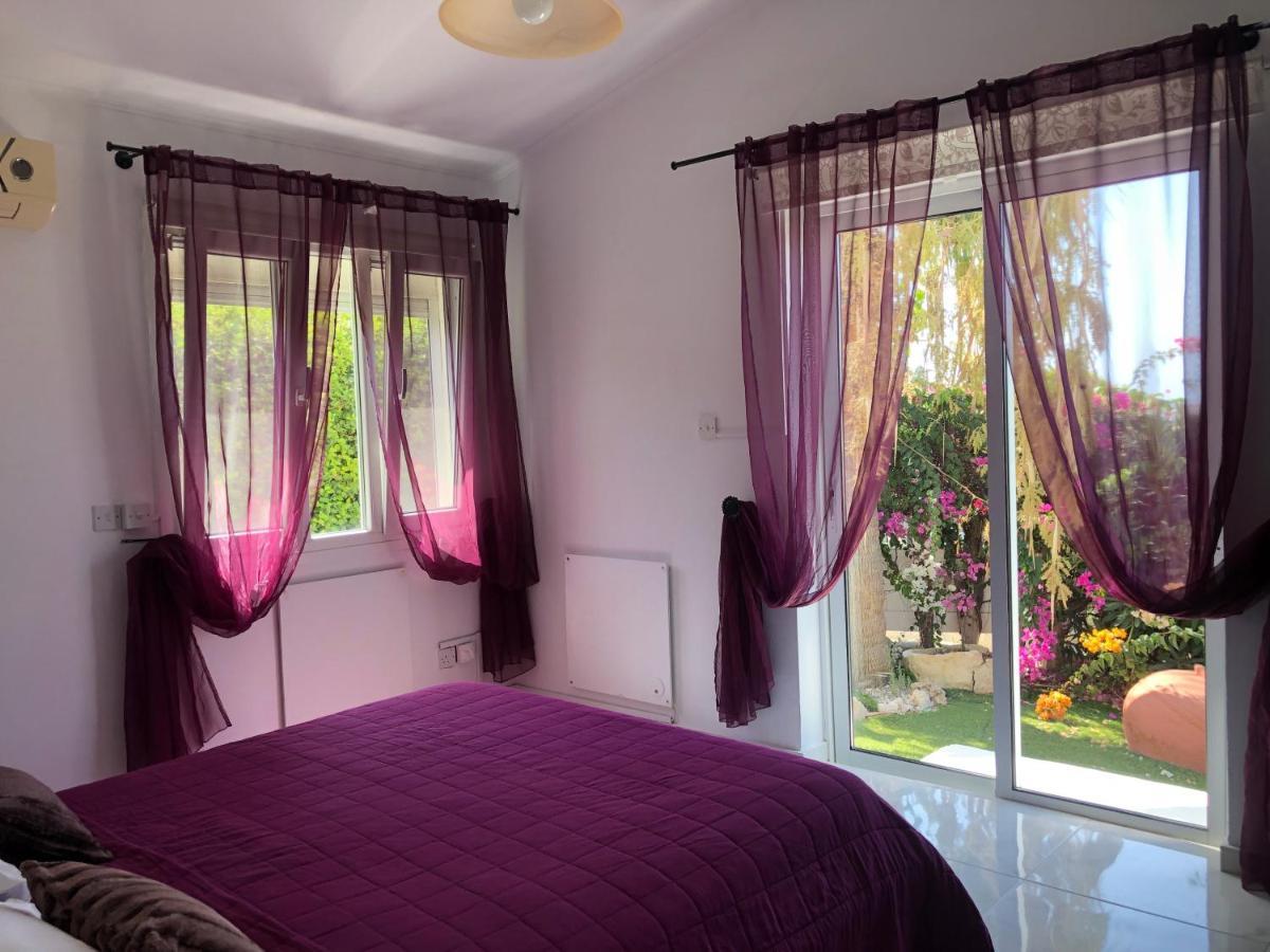 Villa Neyla Four Bedroom Coral Bay Beach Front エクステリア 写真