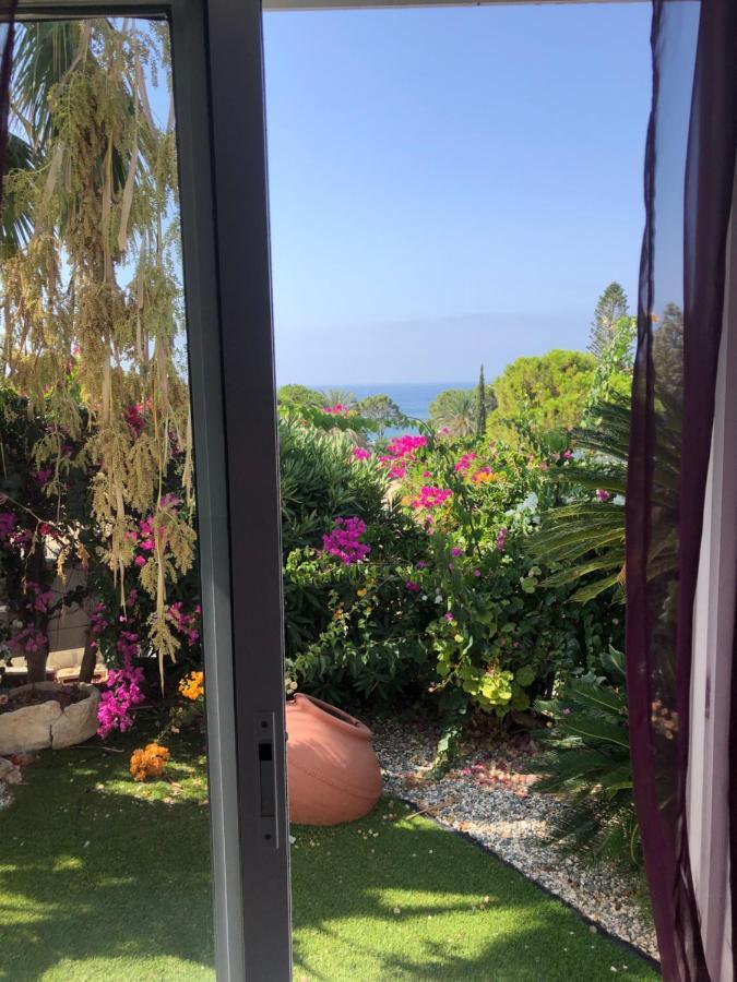Villa Neyla Four Bedroom Coral Bay Beach Front エクステリア 写真