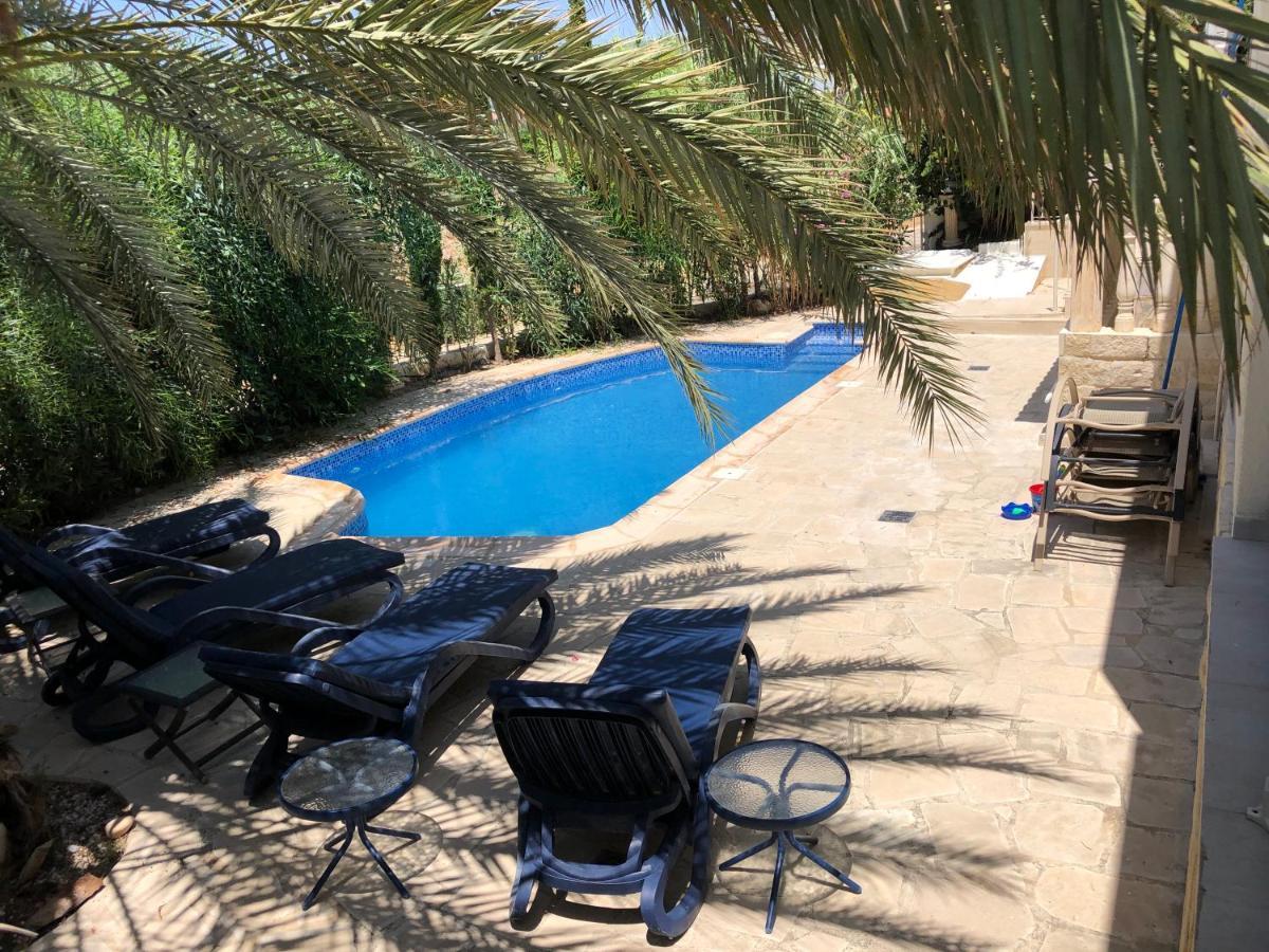 Villa Neyla Four Bedroom Coral Bay Beach Front エクステリア 写真