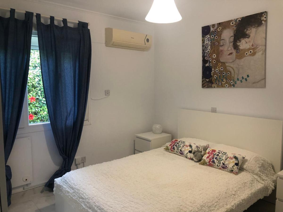 Villa Neyla Four Bedroom Coral Bay Beach Front エクステリア 写真