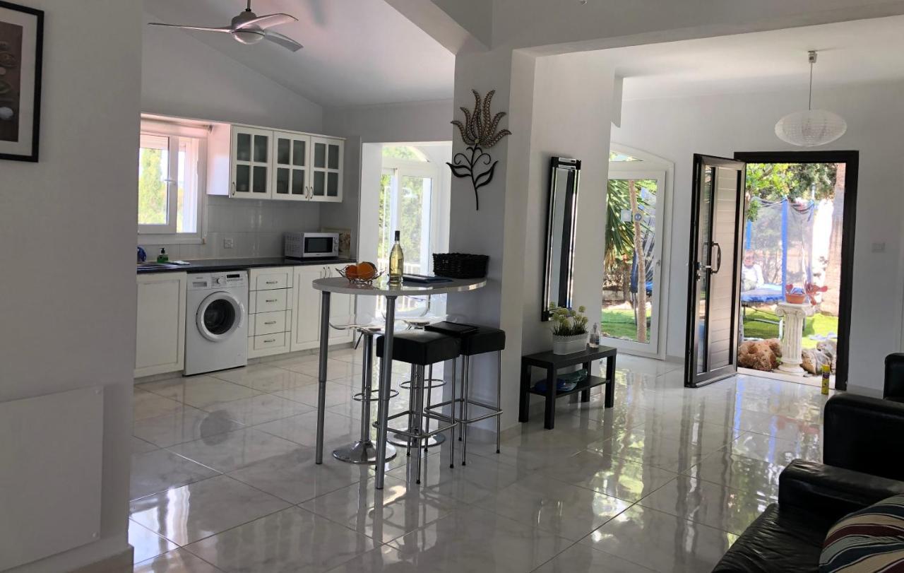 Villa Neyla Four Bedroom Coral Bay Beach Front エクステリア 写真