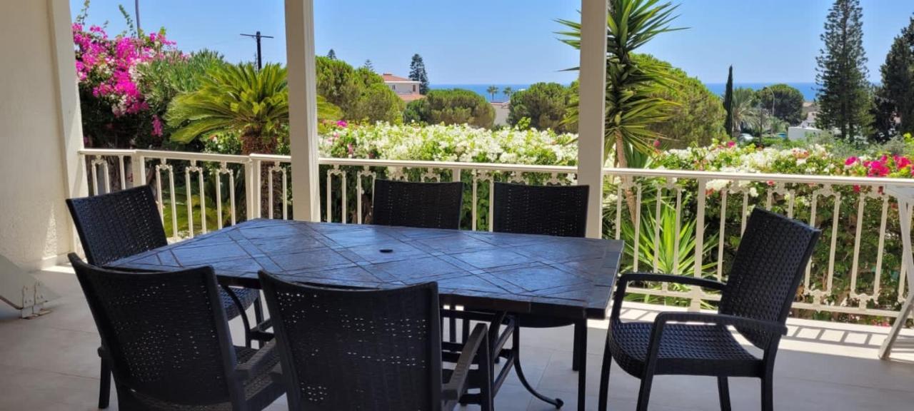 Villa Neyla Four Bedroom Coral Bay Beach Front エクステリア 写真