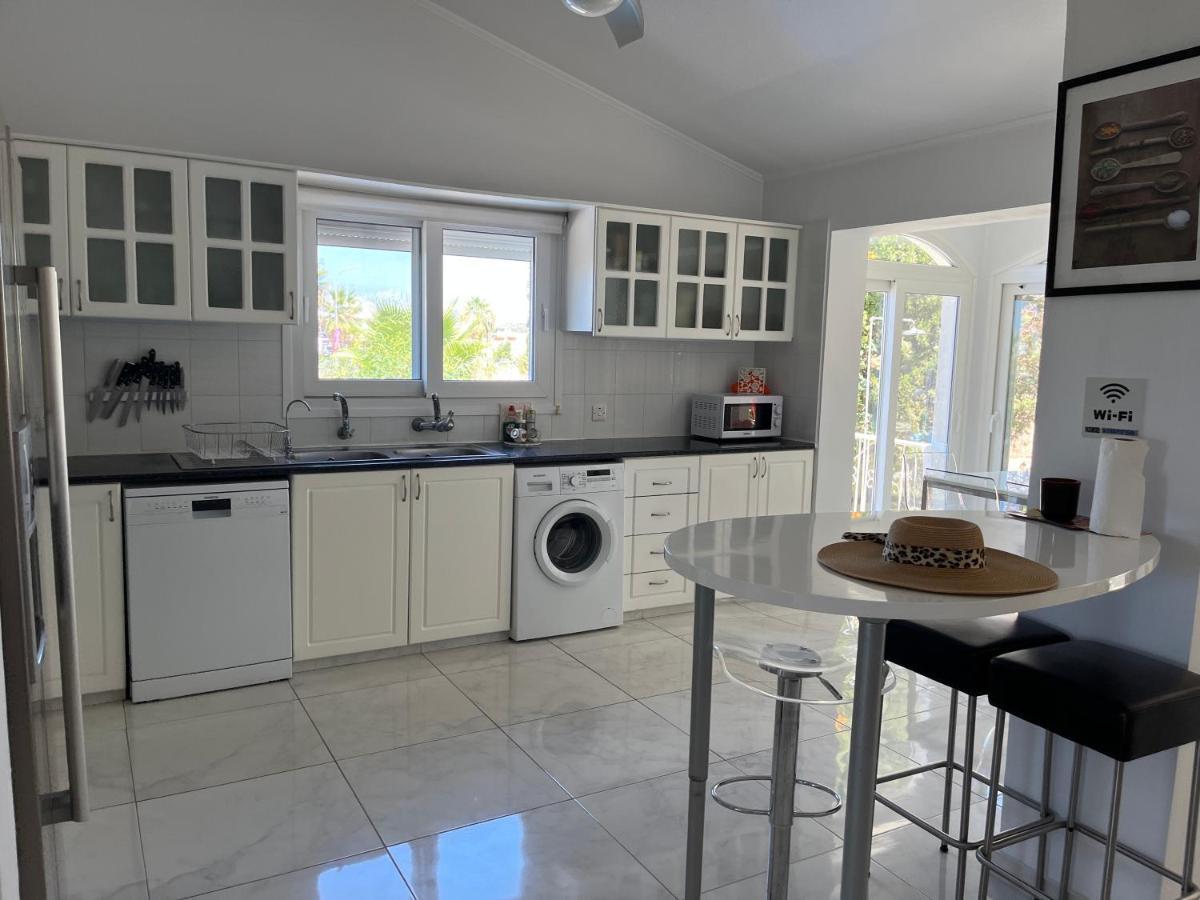 Villa Neyla Four Bedroom Coral Bay Beach Front エクステリア 写真