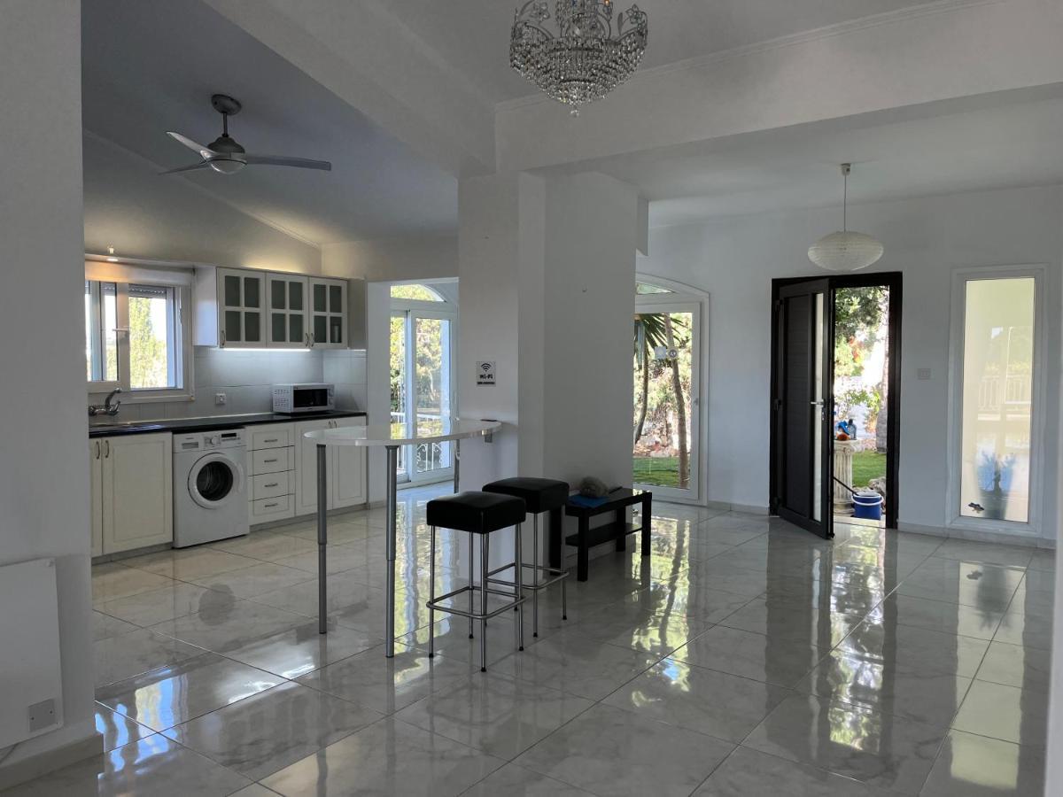 Villa Neyla Four Bedroom Coral Bay Beach Front エクステリア 写真
