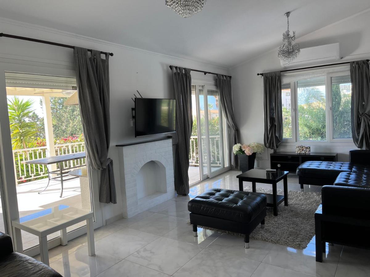 Villa Neyla Four Bedroom Coral Bay Beach Front エクステリア 写真