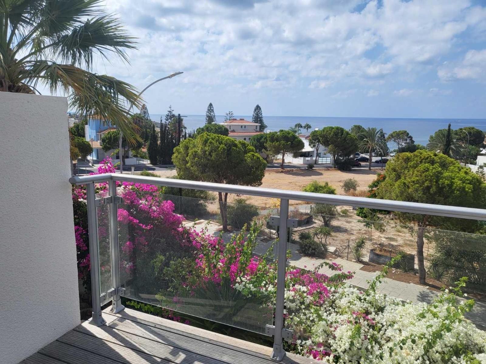 Villa Neyla Four Bedroom Coral Bay Beach Front エクステリア 写真