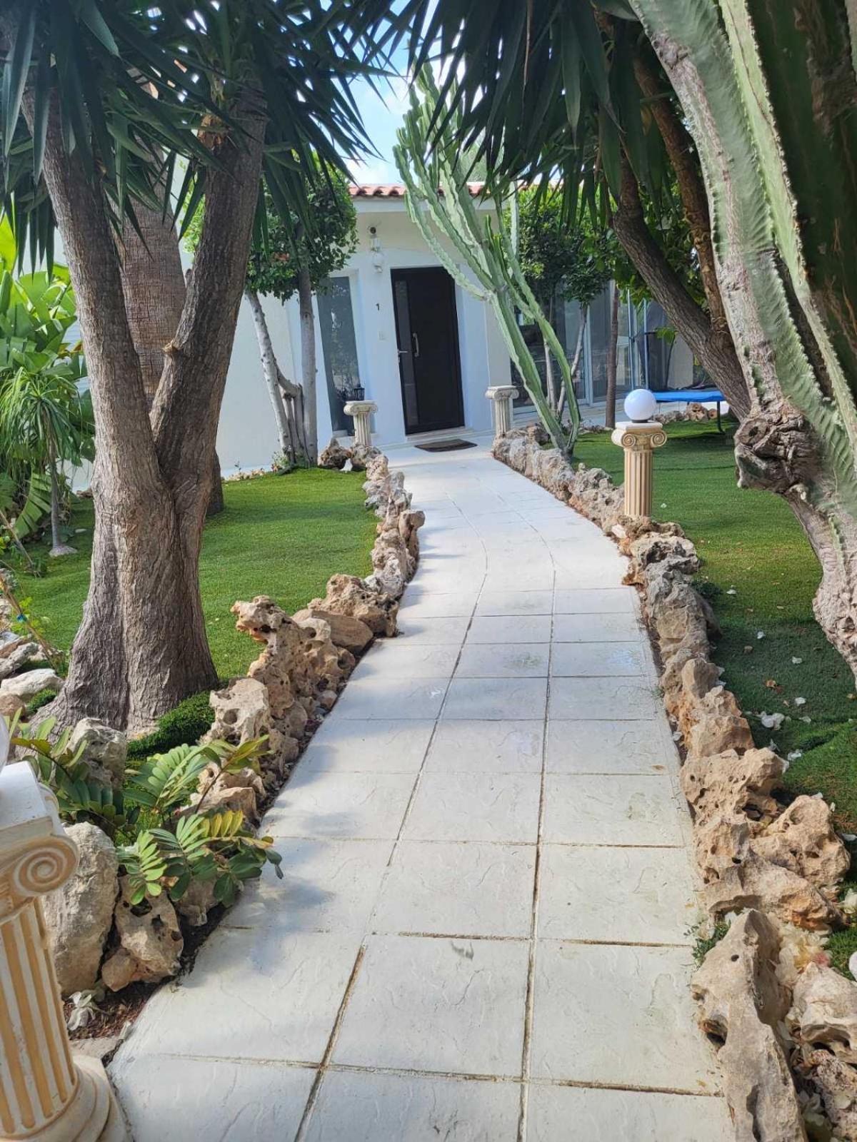 Villa Neyla Four Bedroom Coral Bay Beach Front エクステリア 写真
