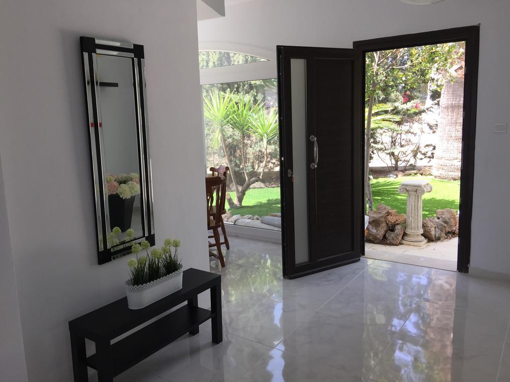Villa Neyla Four Bedroom Coral Bay Beach Front エクステリア 写真