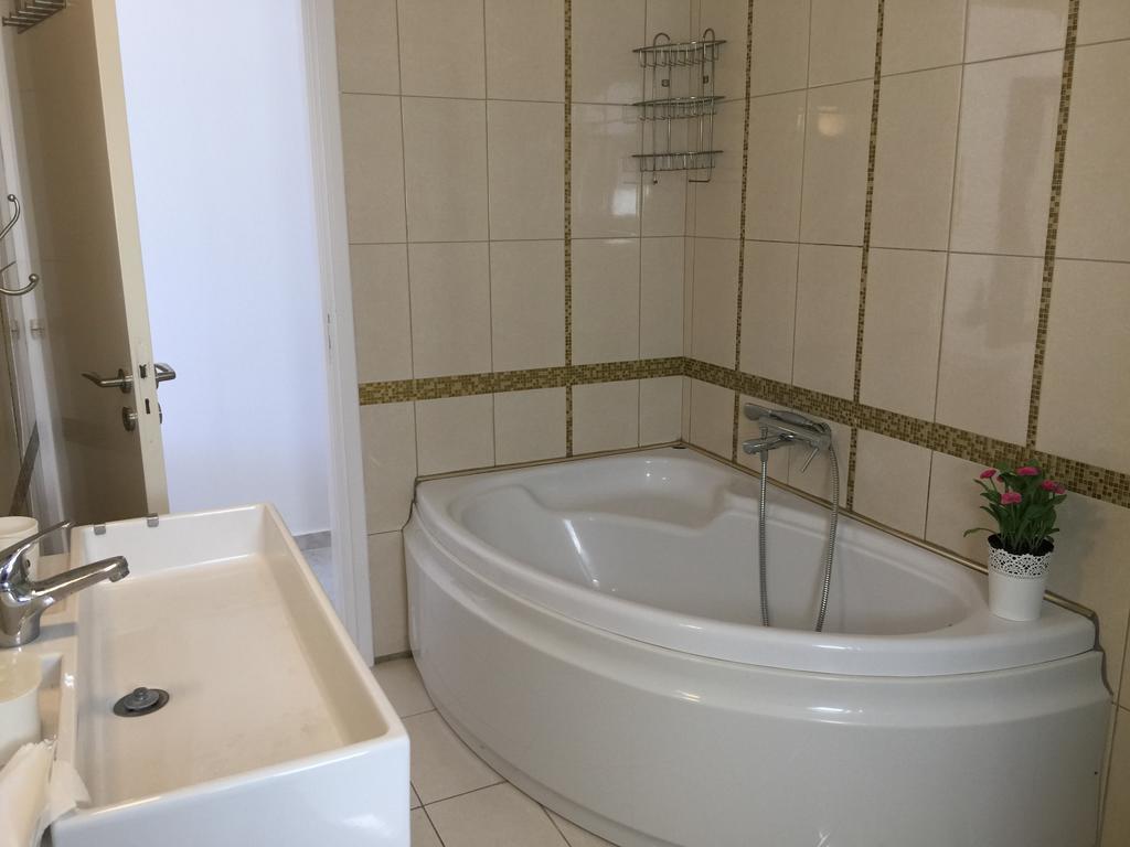 Villa Neyla Four Bedroom Coral Bay Beach Front エクステリア 写真