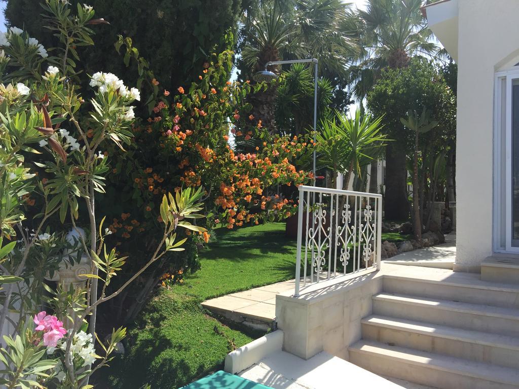 Villa Neyla Four Bedroom Coral Bay Beach Front エクステリア 写真