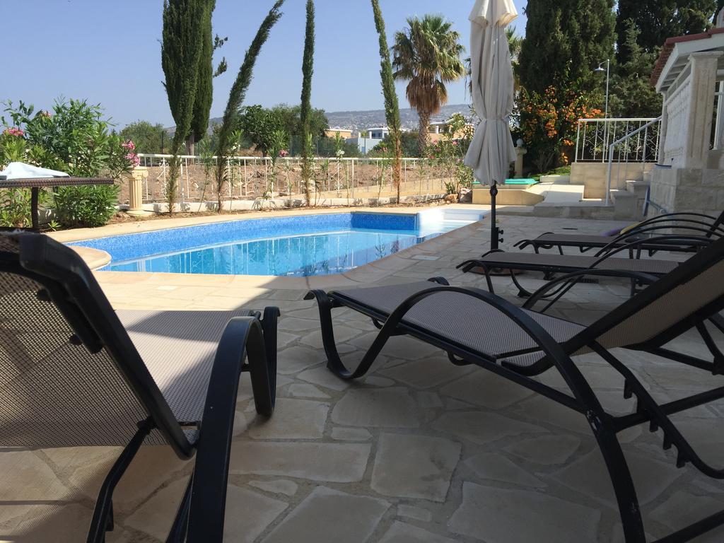 Villa Neyla Four Bedroom Coral Bay Beach Front エクステリア 写真